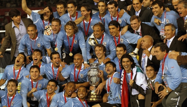 Uruguay's team celebrates after winning the Copa America final soccer match against Paraguay in Buenos Aires July 24, 2011. REUTERS/Enrique Marcarian (ARGENTINA - Tags: SPORT SOCCER)
